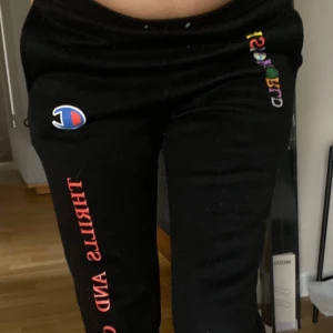 Champion Mjukisbyxor - Mjukisbyxor från Champion x Travis Scott Astroworld. De sitter lågt i midjan😍 Stl 34/S.