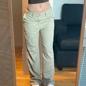 Dickies chinos - Beiga byxor/chinos från Dickies. Lite för långa på mig som är 165 Skriv för fler bilder!!