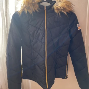 Svea jacka - Jättefin svea jacka! Jättevarmt och skön och perfekt nu till hösten och vintern. Skicket är bra förutom ett litet hål inne i fickan💕 nypris 1899.