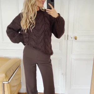 Stickad tröja  - Stickad tröja från Claire Rose x NA-KD, strl S/M, brun. 