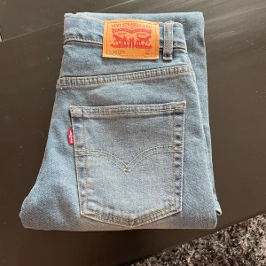 Levis jeans  - Helt nya Levis jeans storlek 10A tjej modell passar någon som är ca 160cm lång (nypris 1099:-)