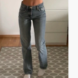 Zara Jeans - Zaras populära mid rise jeans i den perfekta kalla färgen, Första bilden är lånad