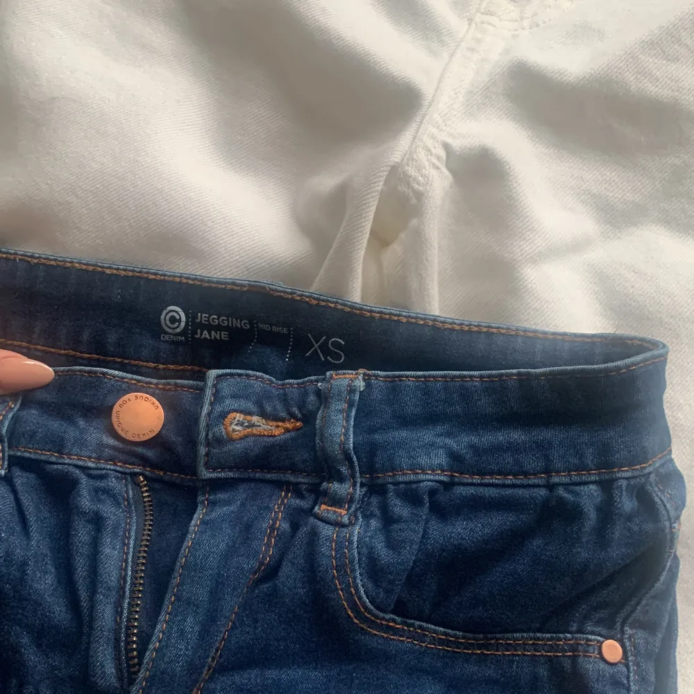 Hej fina, just nu får ni ett bra pris på dessa jeans som jag har använt ett tag. Dom är mörkblåa och passar fint när man viker in dom! 🦋🦋. Jeans & Byxor.