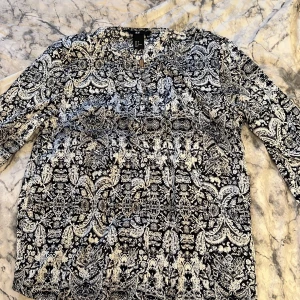 Blus  - Svart vit blus från H&M 