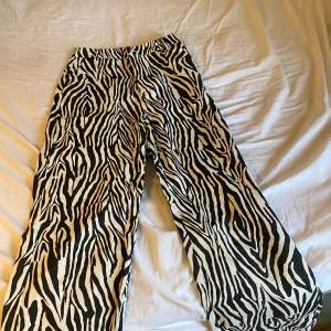 Super coola zebra byxor som endast används 1 gång. Storlek S