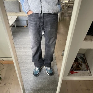 Hope land jeans  - Likande hope rush fast i en lite mer wide fit Från senaste höstkollektionen  Size 31  Nypris 2200 i princip oanvända 