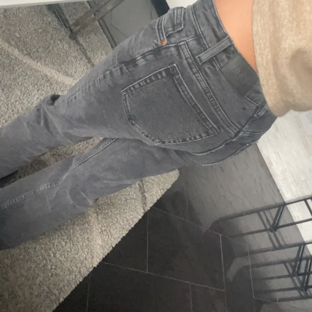 (Köper direkt för 600 kr) Ett par jätte snygga lågmidjade jeans från monki som är helt slutsålda, dom är i storlek XS, aldrig använt,dom är svart/gråa, är 1,64 och sitter bra i längden, nypriset var 500 kr💞(Det är mina bilder såklart). Jeans & Byxor.