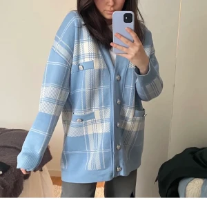 Sandro oversized cardigan  - Säljer denna jättefina oversized cardigan från sandro. Nyskick, använd 1 gång! Den sitter precis som på bilden, oversized i storlek S/M. Köptes för ca 2000. 