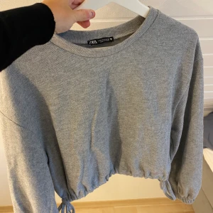 Tröja zara - Jätte mysig tröja från Zara med små rosetter som deltaljer. Storlek S