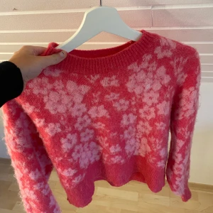 Stickad zara tröja blommig - Super fin stickad blommig Zara tröja. Storlek S, nästintill oanvänd. Köparen står för frakten