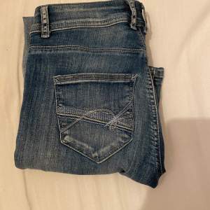 Säljer nu mina super  fina lågmidjade jeans då de inte kommer till andvändning,aldrig andvända!🥰