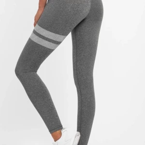 Gråa stronger tights - Fina gråa tights från stronger med normalhög midja. Aldrig använda då de är för små så allt tryck finns kvar. Köparen står för frakt 💕