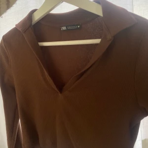 Topp från Zara  - Brun långärmad topp från zara. Bra skick!