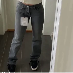 Zara jeans - Säljer mina gråa zara jeans. Sparsamt använda. Priset kan diskuteras 