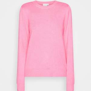 Säljer en rosa stickad tröja från vila💞Andvänd 1 gång så den är som ny. Har egna bilder så skriv om det finns frågor eller annat liknande💕