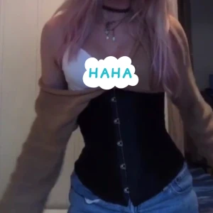 Korsett - Väldigt snygg korsett, älskade den men skaffade navelpiercing och bytte stil så den har inte kommit till användning mycket. Nyinköpt 2021, storlek small. Pris går att disskutera