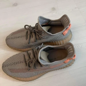 Yeezy 350 TRFM - Säljer dessa yeezys pga flytt osv. Kond 8/10 kan sänka priset vid snabb affär. 