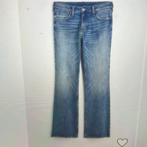 Jeans - Säljer mina assnygga bootcut jeans från hm som är helt oanvända och även slut på hemsidan. Prislappen är kvar! 💖