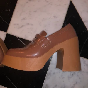 Chunky loafer heels - säljer pga har liknande så använder ej dessa längre. Inga hål eller fel. Riktigt snygga och höstiga!