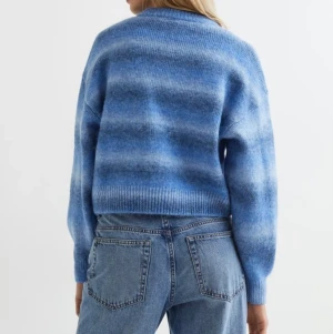 Blå stickad tröja L - Intressekoll! Funderar på att sälja min slutsålda blåa stickade tröja från HM som ja köpte i vintras. Storlek L och sitter snyggt oversized på mig som är s/m i tröjor💕 Säljer endast vid bra bud 