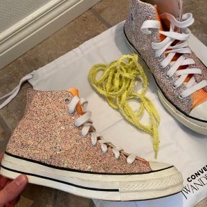 Converse JW Anderson - Säljer dessa coola Converse JW Anderson på grund av att ja inte använder dom längre. Skorna är i bra skick och inga skador! Ordinarie pris ungefär 2000kr. Köpte dessa par skor på Farfetch 😁