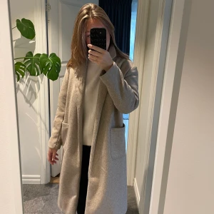 Lång beige kappa från Only - Rensar höst garderoben på lite jackor. Jag är 172 centimer och bär vanligtvis storlek S! Hör av dig om du har några frågor! 🪩💕❤️