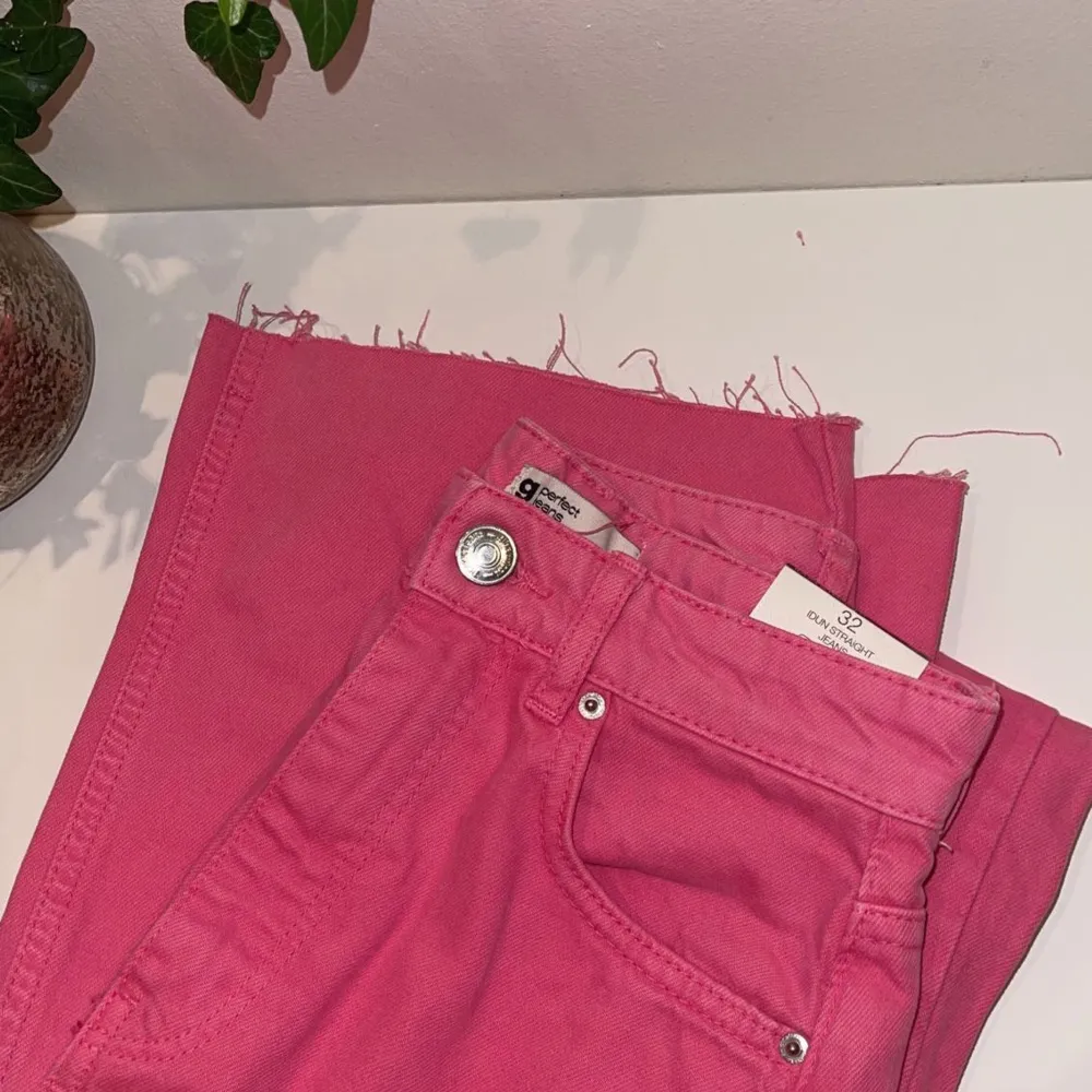 Rosa jeans från Gina tricot🎀 Aldrig använt säljer då de var för små. De har lappar kvar! Storlek 32. Jeans & Byxor.