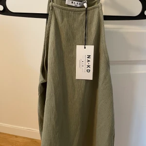 Linne från Nakd, storlek XS - Linne från Nakd i en superfin grön färg, storlek XS. Helt nytt och oanvänt. Frakt tillkommer 🤍