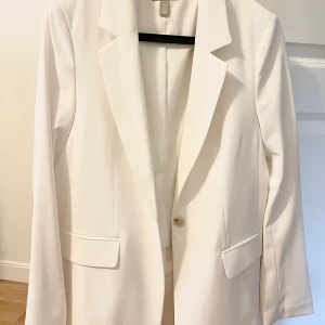 Kavaj från H&M, storlek S - Jättesnygg kavaj från H&M i storlek S, fint skick. Frakt tillkommer 🤍