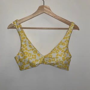 Reversible Bikini - Bikini med leopardmönster på ena sidan och gul med vita hjärtan på andra sidan. Storlek M i både underdel och överdel, skulle säga att överdelen är lite mindre och är mellan S och M, underdelen är mer true to size. Bara provad och aldrig använd.Från Zaful
