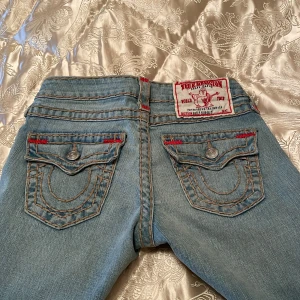 True religion jeans - endast intressekoll så säljer bara ifall jag får bra bud!!! True religion bootcut jeans i ljusblå Ord pris ca 3000 Storlek 26  Nyskick och inga skador De var lite korta på mug så jag klippe de där nere men det syns inte  midja 33cm rakt över innerben 77cm