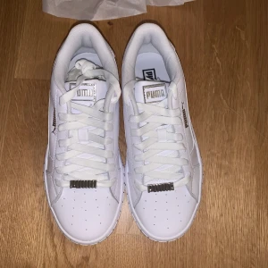 Puma sneakers  - Helt nya! Brand new! Storlek 36. Köpte fel storlek och hade ingen kvitto, så den kom aldrig till användning. Möts upp i Stockholm.