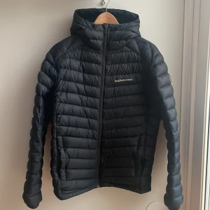 Svart peak performance jacka! - Svart peak performance jacka i bra skick som ej kommer till användning.