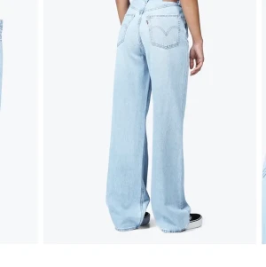 Levis jeans  - Dessa fina jeansen är i storlek 26, de är högmidjade och vida. Priset kan diskuteras. 