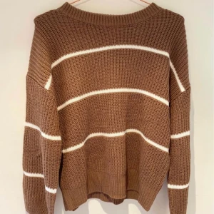 Stickade tröjor  - 3 super finna stickade tröjor. 60kr st. Det är storlek S på alla tre. tryck inte köp nu. Skriv privat istället. Köparen betalar frakten.