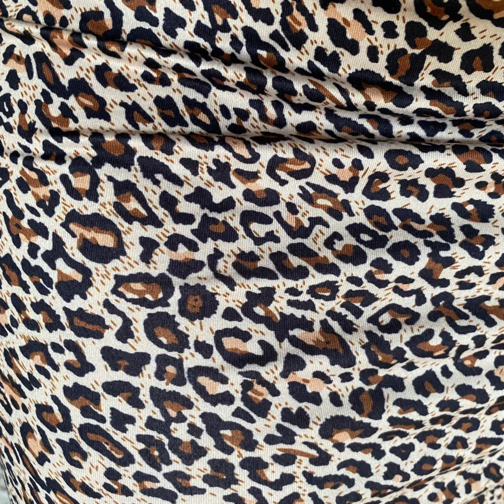 Super stretchig fin klänning i leopardmönster! Super skön, går att justera bandet i mitten 🐆 Stolek S men passar M med vimket jag oftast har.. Klänningar.