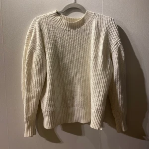 Vit stickad tröja - Säljer nu min vita stickade tröja perfekt nu till hösten och vintern. Använd väldigt fåtal gånger så den är i fint skick