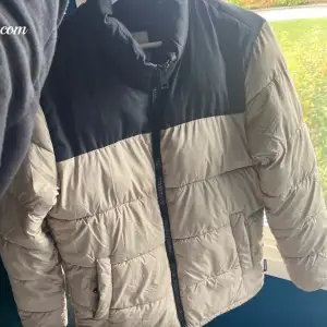 Otroligt fin jacka som liknar north face jackan Använd sparsamt 2 månader förra vintern inga skador. Nypriset var 999