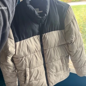 Jack and jones jacka - Otroligt fin jacka som liknar north face jackan Använd sparsamt 2 månader förra vintern inga skador. Nypriset var 999