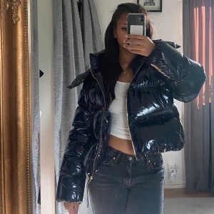 Tommy hilfiger jacka - Säljer min Tommy Hilfiger jacka i nyaskick. Köpte jackan i början av året men har tyvärr aldrig fått användning av den. Är en M men känns som en S. Färgen är i mörkmörk blå/svart. Nypris 3495