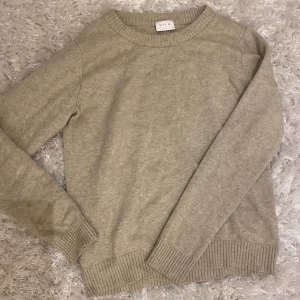 Stickad tröja✨ - Säljer min stickade beiga tröja från Vila💓Väldigt bra skick!