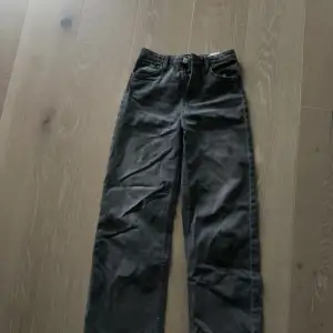 Mörk grå jeans H&M. Använd ca 10-15 gånger.
