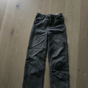 Jeans  - Mörk grå jeans H&M. Använd ca 10-15 gånger.