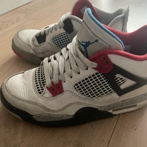 Jordan 4 - Säljer nu mina använda Jordan 4 som jag fick av min syster för hon inte ville ha dem mer , tvättar dem och försöker ta bort creaset på skorna ,  har inte kvittot eller lådan kvar tyvärr 