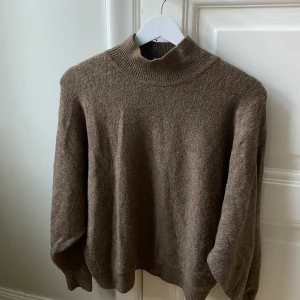 Brun stickad tröja - Från HM, storlek S. Fint skick.