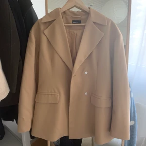Oversized kavajjacka - Oversized kavajjacka i beige från Gina Tricot i strl 40. Oanvänd och köpt för ca 500:-. Säljer för 250:-. Frakt tillkommer