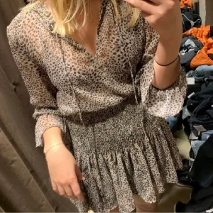 Zara klänning - Klänning från zara som är hur fin som helst, är i storlek L men passar mig som brukar ha s/m❤️