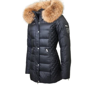 Rock and Blue  - Rock and blue jacka med äkta fluffig avtagsbar päls. Inköpt för ungefär 4000kr. Sparsamt använd. Den funkar både till vinter och höst. Har två stora rymliga innerfickor samt två vanliga fickor på utsidan och en vid bröstet. Sitter figursytt och snyggt på.