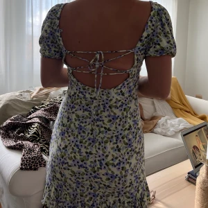 Blommig klänning  - Blommig klänning från zara, använd fåtal gånger! Köpt för 359kr😋