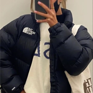 North face jacka - svin snygg vinter jacka från north face, perfekt nu till höst/vintern. Väldigt varm och bra kvalité. Köpt för 2700kr säljer för 1450kr Är i bra skick storlek M, passar mig som har S-M 